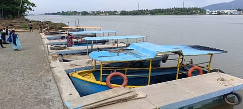 எடப்பாடி அடுத்த பூலாம்பட்டி, நெரிஞ்சிபேட்டை இடையே, இயங்கி வந்த விசைப்படகுகள் கரையோரம் நிறுத்தி வைக்கப்பட்டுள்ளது.