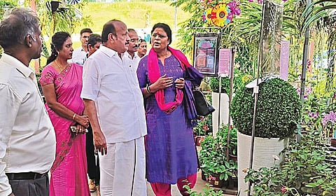 சிங்கப்பூர் தேசிய பல்கலைக்கழகத் தின் தொழில்முனைவோர் மையத்தில் உள்ள செயற்கை நுண்ணறிவுமையத்தை , தமிழக வேளாண்மை - உழவர் நலத்துறை அமைச்சர் எம்.ஆர்.கே .பன்னீர்செல்வம் நேற்று பார்வை யிட்டு அதன் பயன்பாடு குறித்து கேட்டறிந்தார். உடன் தமிழக வேளாண்மை உற்பத்தி ஆணையர் அபூர்வா , தமிழ்நா டு வேளா ண்மைப் பல்கலை. துணைவேந்தர் வெ .கீதாலட் சுமி, சிங்கப்பூர் தே சிய பல்கலை. தொழில் முனைவோர் மையத்தின் விஞ்ஞானிகள் டாக்டர் டேரியல், டா க்டர் வில்லியம்ஸ் உள்ளிட்டோர்.