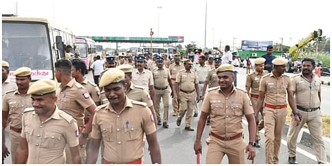 மதுரை அருகே கப்பலூர் சுங்கச்சாவடியை நிரந்தரமாக அகற்றக் கோரி போராட்டத்தில் ஈடுபட்டவர்களை காவல்துறையினர் கைது செய்தனர் | படம்: எஸ்.கிருஷ்ணமூர்த்தி
