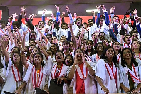 சென்னை மருத்துவக் கல்லூரி பட்டமளிப்பு விழாவில் பட்டம் பெற்ற மாணவர்கள் | பிரதிநிதித்துவப் படம்