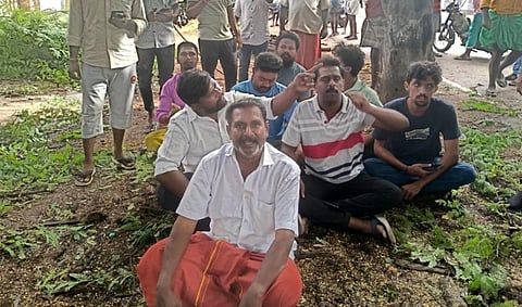 மரத்தை வெட்ட எதிர்ப்பு தெரிவித்து போராட்டத்தில் ஈடுபட்ட தன்னார்வலர்கள். | படங்கள்: என்.கணேஷ்ராஜ்.