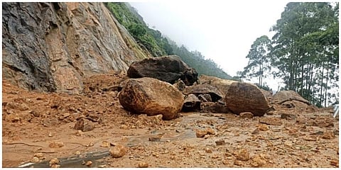 கனமழையினால் மூணாறு அருகே கேப்ரோடு சாலையில் ராட்சத பாறைகள் சரிந்து விழுந்தன.