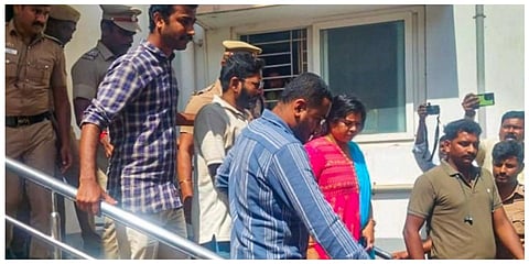 ஆத்தூர் அரசு மருத்துவமனையில் சிகிச்சை முடிந்து சவுக்கு சங்கரை போலீஸார் அழைத்து சென்றனர்.