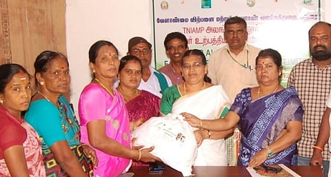 மசாலா பொடி தொகுப்புகள் விற்பனை: வழிகாட்டும் அலங்காநல்லூர் வட்டார விவசாயிகள்