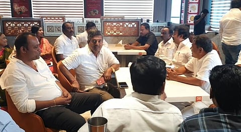 ஓசூர் தனியார் ஓட்டல் ஒன்றில், துணை மேயர் ஆனந்தய்யா தலைமையில் ஆலோசனையில் ஈடுபட்ட திமுக கவுன்சிலர்கள்.