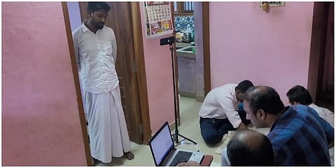 திருவாரூரில் நவாசுதீன் என்பவரது வீட்டில் சோதனை நடத்தும் என்ஐஏ அதிகாரிகள்