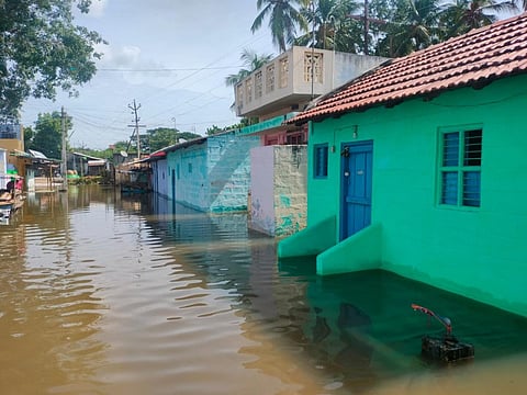 ஈரோடு மாவட்டம் கொடுமுடி காவிரிக் கரையோரம் உள்ள பகுதிகளில் காவிரி வெள்ள நீர் சூழ்ந்துள்ளது.