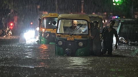 டெல்லியில் 14 ஆண்டுகளில் இல்லாத கனமழை: 10 பேர் உயிரிழப்பு; பள்ளிகளுக்கு விடுமுறை