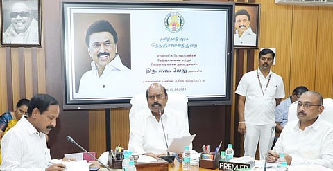 மழைநீரால் சாலைகளில் ஏற்படும் பாதிப்புகளை உடனடியாக சரிசெய்ய அமைச்சர் எ.வ.வேலு உத்தரவு