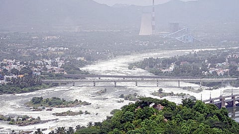மேட்டூர் அணையில் இருந்து விநாடிக்கு ஒரு லட்சம் கனஅடிக்கும் மேல் தண்ணீர் வெளியேற்றப்படுவதால், அணையின் 16 கண் மதகுகளை அடுத்த பகுதி முழுவதும் வெள்ளக்காடாக காட்சியளிக்கிறது.