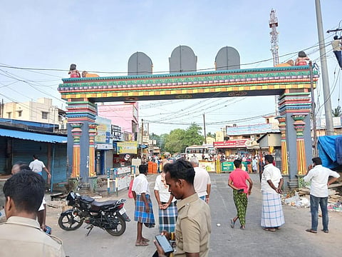 லாரி மோதியதில் திருச்சி சமயபுரம் மாரியம்மன் திருக்கோயில் வரவேற்பு வளைவு சேதம்