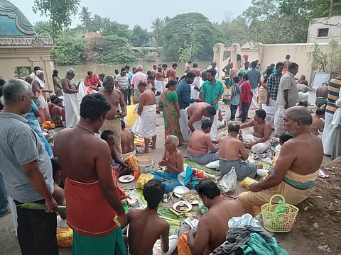 ஆடி அமாவாசை | கும்பகோணம் மகாமக குளக் கரையில் முன்னோர்களுக்கு தர்ப்பணம்