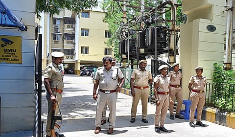 பகுஜன் சமாஜ் கட்சியின் முன்னாள் மாநில தலைவர் ஆம்ஸ்ட்ராங் படுகொலை செய்யப்பட்ட நிலையில், அவரது குடும்பத்தினருக்கு கடிதம் மூலம்
கொலை மிரட்டல் வந்ததையடுத்து, சென்னை அயனாவரத்தில் உள்ள அவரது
வீட்டின் முன்பாக துப்பாக்கி ஏந்திய போலீஸ் பாதுகாப்பு போடப்பட்டுள்ளது.
| படம்: எஸ்.சத்தியசீலன் |