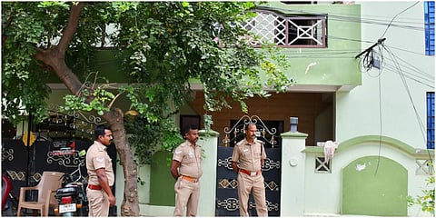 எம்.ஆர்.விஜயபாஸ்கருக்கு எதிரான வழக்கு தொடர்பாக திண்டுக்கல்லில் உள்ள தனியார் அலுவலகத்தில் சிபிசிஐடி போலீஸார் சோதனை நடத்தினர். | படம்: நா.தங்கரத்தினம்.