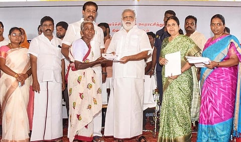 ஆத்தூரில் நடந்த நிகழ்ச்சியில் பயனாளிகளுக்கு கலைஞர் வீடு கட்டும் திட்ட பணிக்கான ஆணையை வழங்கிய அமைச்சர் ஐ.பெரியசாமி.