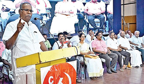 தமிழ்நாடு அரசு போக்குவரத்து ஊழியர் சம்மேளனம் சார்பில், போக்குவரத்துக் கழகங்களில் ஒப்பந்த முறைக்கு எதிரான கருத்தரங்கம் சென்னை ராஜா அண்ணாமலை மன்றத்தில் நேற்று நடைபெற்றது. இதில், மார்க்சிஸ்ட் கம்யூனிஸ்ட் கட்சி மாநிலச் செயலாளர் கே.பாலகிருஷ்ணன், சிஐடியு மாநிலத் தலைவர் அ.சவுந்தரராசன் உள்ளிட்டோர் பங்கேற்றனர்.படம்: ம.பிரபு