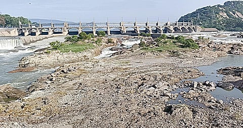 மேட்டூர் அணையின் 16 கண் மதகுகள் வழியாக திறக்கப்படும் உபரிநீரின் அளவு விநாடிக்கு 4,500 கனஅடியாக குறைக்கப்பட்டுள்ளது.