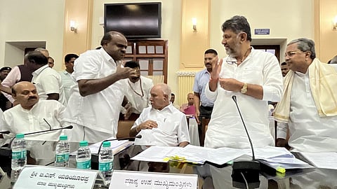 சொத்துகள் குவித்தது எப்படி? - குமாரசாமி, டி.கே.சிவகுமார் இடையே மோதல்