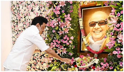 கருணாநிதி நினைவு தினம்: முதல்வர் ஸ்டாலின் தலைமையில் அமைதிப் பேரணி; நினைவிடத்தில் அஞ்சலி
