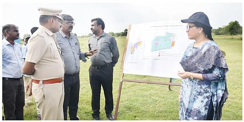 பரந்தூர் விமான நிலைய நில எடுப்புப் பணிகளால் பாதிக்கப்படும் மக்களை மறு குடியமர்வு செய்வது குறித்து மாவட்ட ஆட்சியர் கலைச்செல்வி உள்ளிட்ட அதிகாரிகள் ஆய்வு செய்தனர்.