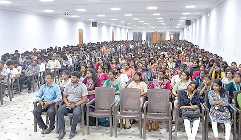 நிகழ்ச்சியில் ஆர்வத்துடன் கலந்துகொண்ட மாணவ, மாணவிகள்.
