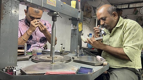நெருக்கடியில் குஜராத் வைர நிறுவனங்கள்: 10 நாள் தயாரிப்பை நிறுத்தி வைக்க முடிவு