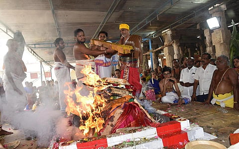 பழநி பெரியநாயகியம்மன் கோயிலில் ஆடி லட்சார்ச்சனையை முன்னிட்டு வேள்வி நடைபெற்றது.