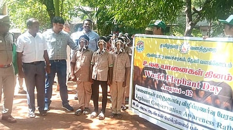 ஆண்டிபட்டி அரசு ஆண்கள் மேல்நிலைப்பள்ளியில் உலக யானைகள் தின விழாவை முன்னிட்டு நடைபெற்ற விழிப்புணர்வு பேரணி.