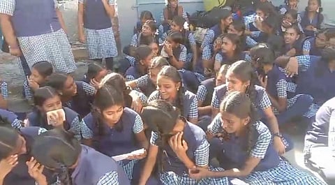செங்கோட்டை அரசுப் பள்ளியில் மாணவிகள் வகுப்புப் புறக்கணிப்புப் போராட்டம்.