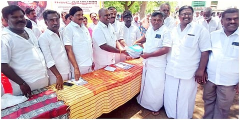 அதிமுக சார்பில் முன்னாள் அமைச்சர் ஆர்.பி.உதயகுமார் உறுப்பினர்களுக்கான அடையாள அட்டையை வழங்கினார்.