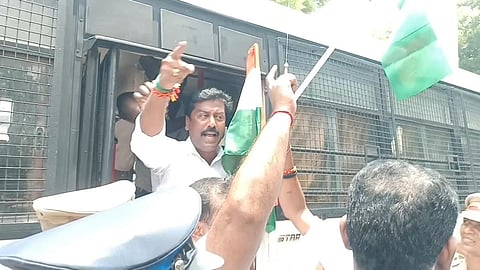 விருதுநகர்: தேசியக் கொடியுடன் இருசக்கர வாகனத்தில் பேரணி சென்ற பாஜகவினர் கைது