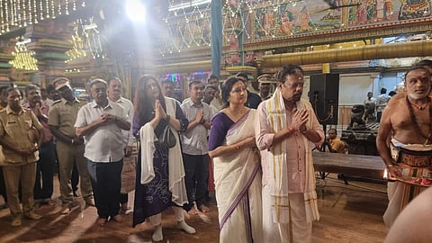 பிறந்தநாளையொட்டி மனைவியுடன் நடந்தே வந்து மணக்குள விநாயகரை தரிசித்த புதுச்சேரி ஆளுநர்