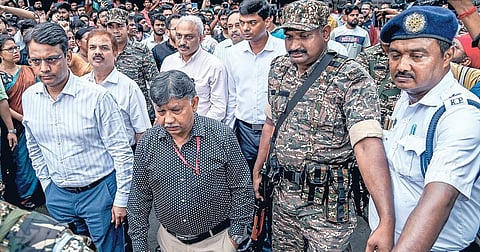 கொல்கத்தாவில் பெண் பயிற்சி மருத்துவர் கொல்லப்பட்ட வழக்கை விசாரிப்பதற்காக ஆர்.ஜி. கர் மருத்துவக் கல்லூரி மருத்துவமனைக்கு நேற்று சென்றடைந்த சிபிஐ அதிகாரிகள் குழுவினர். படம்: பிடிஐ