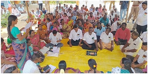 பரந்தூர் பசுமை வெளி விமான நிலையம் அமைக்க எதிர்ப்பு தெரிவித்து ஏகனாபுரம் கிராம சபைக் கூட்டத்தில் தீர்மானம் நிறைவேற்றப்பட்டது.