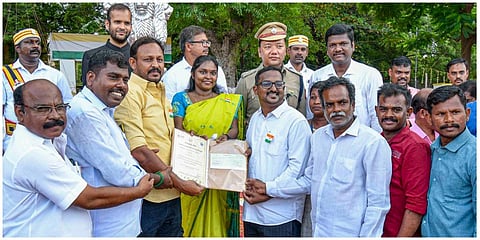 தஞ்சாவூரில் நடைபெற்ற சுதந்திர தின விழாவில் கைஃபா அமைப்பினருக்கு பாராட்டுச் சான்றிதழ் வழங்கிய மாவட்ட ஆட்சியர் பா.பிரியங்கா பங்கஜம் | படம்: ஆர்.வெங்கடேஷ்.