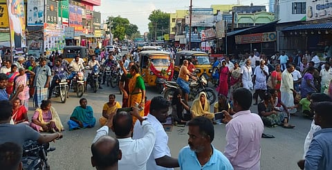 வீட்டுக்கு செல்லும் பாதை ஆக்கிரமிப்பு: சங்கராபுரத்தில் திருநங்கைகள் தீக்குளிக்க முயற்சி