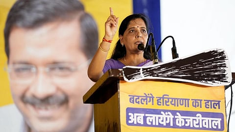 டெல்லி முதல்வர் வீட்டில் தேசியக் கொடி ஏற்ற முடியாததால் சுனிதா கேஜ்ரிவால் வருத்தம்