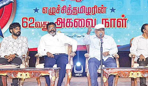 விசிக தலைவர் திருமாவளவனின் 62-வது பிறந்தநாள் சென்னை தேனாம்பேட்டையில் உள்ள காமராஜர் அரங்கில் நேற்று கொண்டாடப்பட்டது. இதையொட்டி, முனைவர் அப்துல் காதர் தலைமையில் நடைபெற்ற கவியரங்கில் விசிக துணை பொதுச் செயலாளர் வன்னியரசு, கவிஞர்கள் அருண்பாரதி, தனிக்கொடி ஜீவா, தஞ்சை இனியன், வழக்கறிஞர் சினேகா ஆகியோர் பங்கேற்றனர். படம்: ம.பிரபு