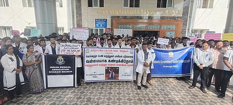 விருதுநகர் அரசு மருத்துவக் கல்லூரி மருத்துவமனை மருத்துவர்கள் ஒரு மணி நேரம் போராட்டம்