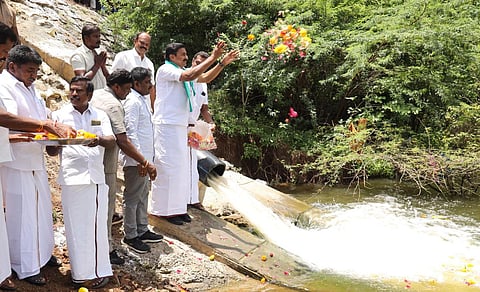 அமைச்சர் மு.பெ.சாமிநாதன் திருப்பூர் மாவட்டம் குன்னத்தூர் குளத்தில் நீரேற்று முறையில் நீர் நிரப்பப்படுவதை மலர்தூவி வரவேற்றார்.
