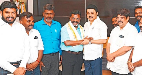 விடுதலை சிறுத்தைகள் கட்சித் தலைவர் திருமாவளவன், தனது பிறந்த நாளைய ொட்டி, முதல்வர் மு.க.ஸ்டாலினை அவரது முகாம் அலுவலகத்தில் சந்தித்து வாழ்த்து பெற்றார். உடன் சட்டப்பேரவை உறுப்பினர்கள் எம்.பாபு, எஸ்.எஸ்.பாலாஜி, ஜெ.முகம்மது ஷா நவாஸ் உள்ளிட்டோர்.