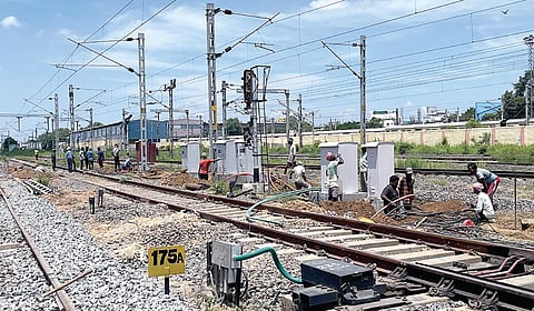 சீரமைப்பு பணியின் இறுதி கட்டமாக சானடோரியம் பகுதியில் நேற்று இருப்பு பாதை சிக்னல்களை சீரமைக்கும் பணி நடைபெற்றது.