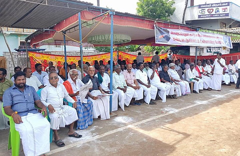 தஞ்சாவூர் மாவட்டம் ஒரத்தநாடு அருகே பாப்பா நாட்டில் இளம் பெண்ணுக்கு கூட்டு பாலியல் தொல்லை கொடுத்த வழக்கில் கைதானவர்களுக்கு உரிய தண்டனை வழங்க வேண்டும் என்பதை வலியுறுத்தி உண்ணாவிரத போராட்டத்தில் ஈடுபட்ட பொதுமக்கள் மற்றும் கடையடைப்பு நடத்திய வணிகர்கள்.