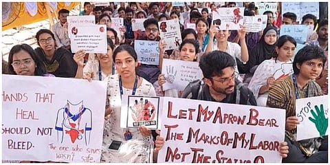 ஜிப்மர் மருத்துவமனையில் பயிற்சி மருத்துவர்கள் மற்றும் மருத்துவர்கள் பணியை புறக்கணித்து 4-ம் நாளாக போராட்டத்தில் ஈடுபட்டனர்