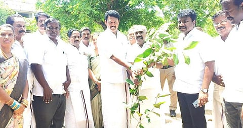 செஞ்சி அருகே நல்லான் பிள்ளை பெற்றாள் கிராமத்தில் உள்ள அரசு மேல்நிலைப் பள்ளியில் அமைச்சர் அன்பில் மகேஸ் பொய்யாமொழி மரக்கன்றுகளை நட்டார். அருகில் அமைச்சர் மஸ்தான் உள்ளிட்டோர் உள்ளனர்.