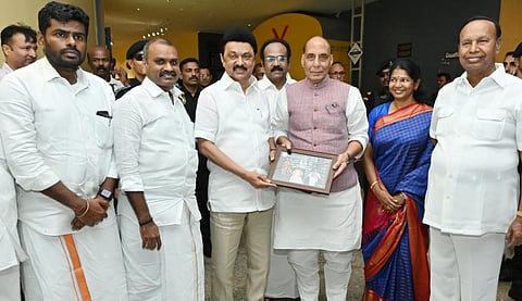 திமுக, பாஜக இடையே ரகசிய உறவா? - தமிழக அரசியல் சலசலப்பும், கட்சிகளின் கருத்துகளும்