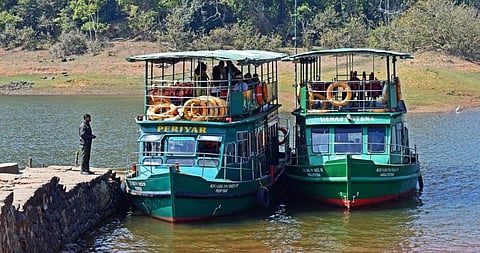 படகு சவாரிக்காக குறைவான எண்ணிக்கையில் செல்லும் சுற்றுலா பயணிகள்.