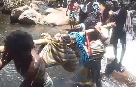 கொடைக்கானலில் டோலி கட்டி தூக்கி சென்ற பெண் சிகிச்சை பலனின்றி இறப்பு - ஆற்றை கடக்க பாலம் கட்டப்படுமா?