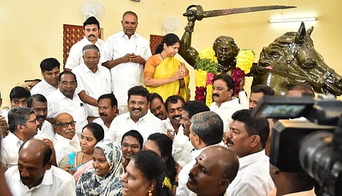 சுதந்திரப் போராட்ட வீரர் ஒண்டிவீரனின் 253-வது நினைவு தினத்தை முன்னிட்டு நெல்லையில் அவரது சிலைக்கு மாலையிட்டு மரியாதை செலுத்திய கனிமொழி எம்.பி.