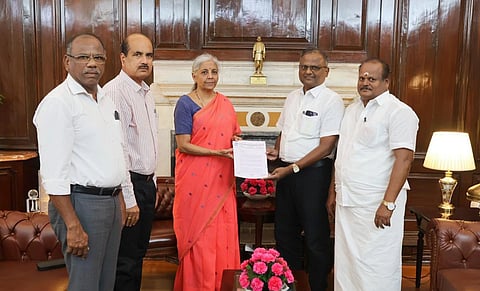 டெல்லியில் மத்திய நிதியமைச்சர் நிர்மலா சீதாராமனிடம் சிறுத்தீப்பெட்டி உற்பத்தியாளர்கள் கோரிக்கை மனு வழங்கினர்.